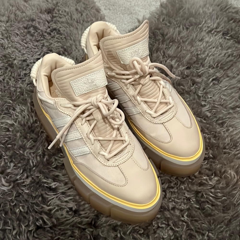 💛 SALE 💛 Beyonce Ivy Park Beige Adidas Sleek Super